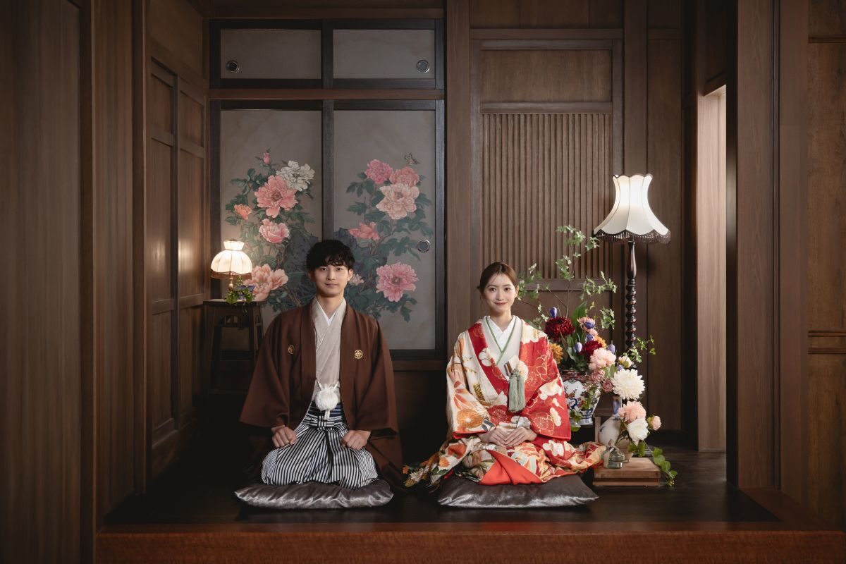 和装で正座する新郎新婦